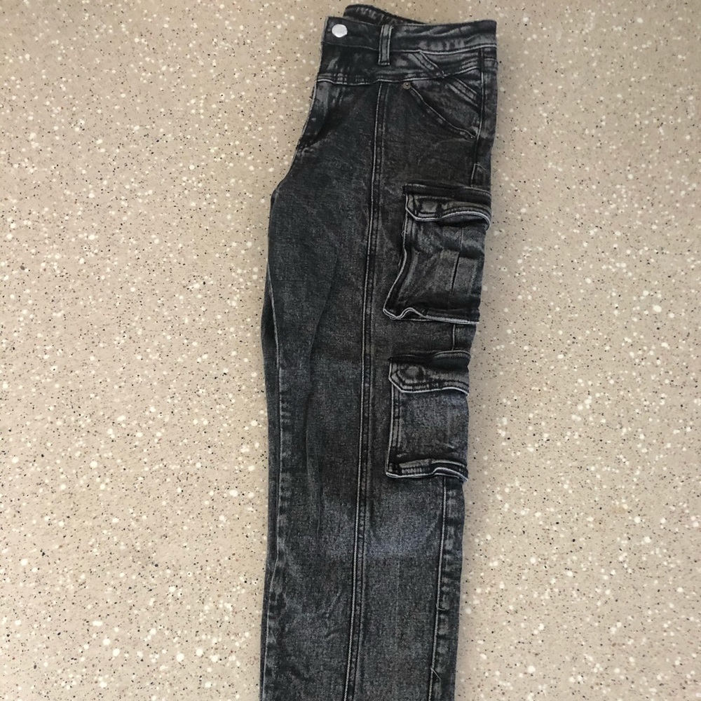 Size M. Black Cargo Capris